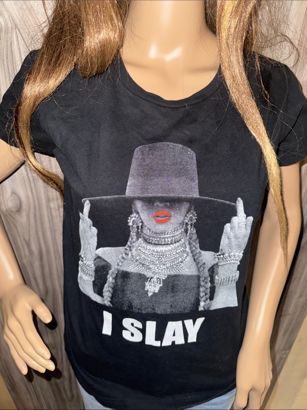 Black 'I SLAY' Graphic Tee with Bold Lip Detail